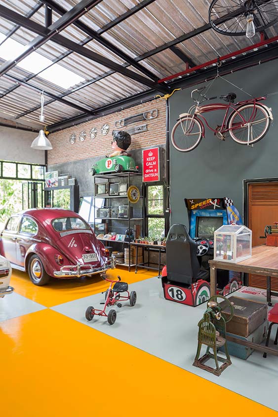 ผนังด้านข้างก่อด้วยอิฐมอญฉาบปูนขัดมัน พื้นปูนขัดมันเคลือบด้วยอีพ็อกซี่ (Epoxy) เลือกใช้สีเหลืองกับสีเทาเพื่อให้ดูเข้ากันกับผนัง