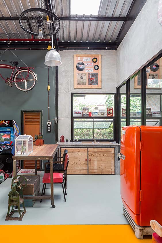 โต๊ะทำงานและเคาน์เตอร์ล้างจาน ล้วนแล้วแต่เป็นฝีมือของเจ้าของบ้านที่ DIY เองทั้งหมด