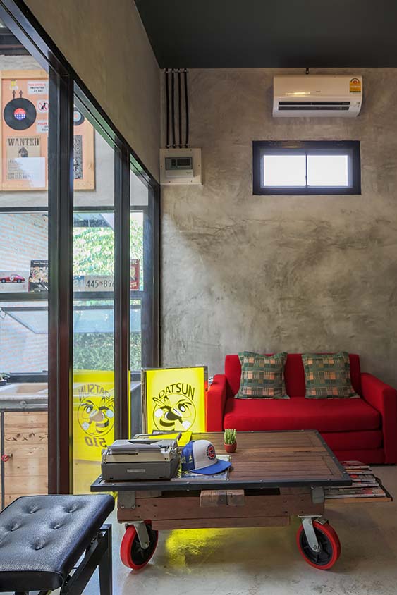 โต๊ะที่ทำจากพาเลทเหล็กกับไม้เก่า ที่ดูเข้ากันดีกับห้องนั่งเล่นแบบดิบๆ คุณโป้งบอกว่า รวมค่าพาเลทกับค่าไม้ยังถูกกว่าล้อที่ซื้อมาติดซะอีก