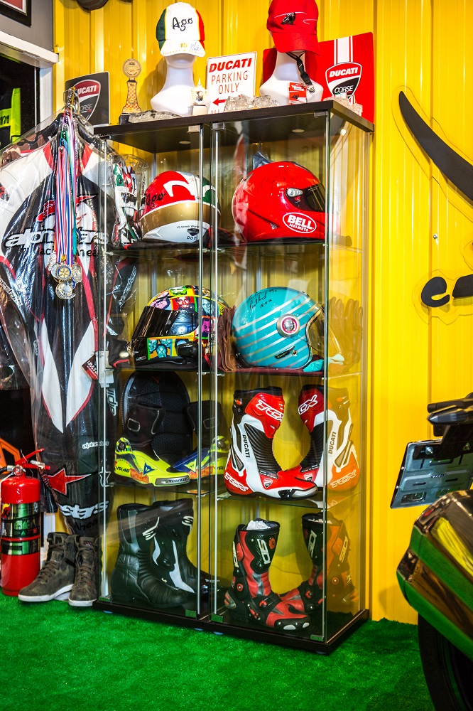 คอเล็กชั่นหมวกกันน็อก ใบสีเขียวเป็นของ Ruby ที่สั่งทำเป็นพิเศษใช้สีเดียวกับเฟรมของ Ducati Paul Smart