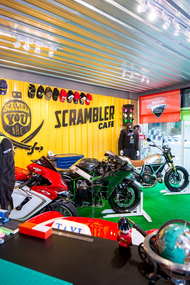 Super Bike ของ 3 แบรนด์ดังที่เป็นรุ่น Limited ทั้งหมด คันกลางสีดำ เป็นมอเตอร์ไซค์เครื่องเทอร์โบคันแรกที่ติดตั้งมาจากโรงงาน นั่นคือ Kawasaki Ninja H2