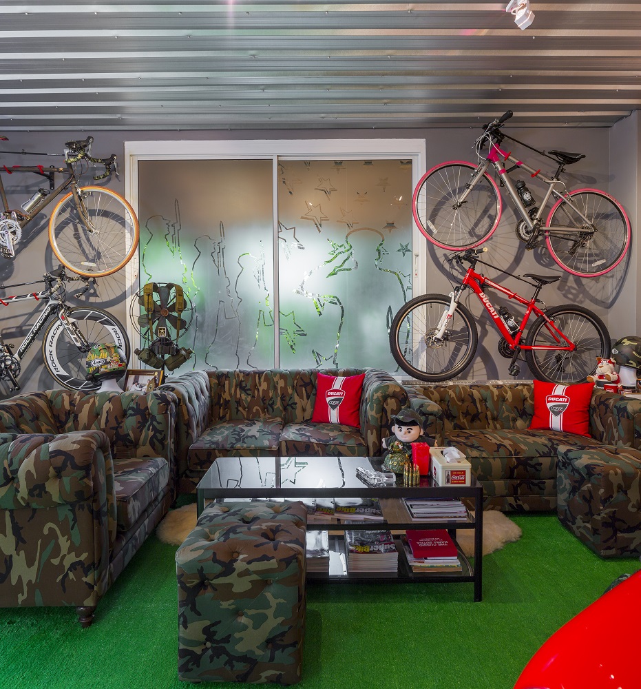 กระจกด้านข้างติดสติ๊กเกอร์ลายทหาร เข้ากับชุดโซฟาลายพรางได้เป็นอย่างดี พื้นที่ว่างทั้ง 2 ด้านใช้แขวนรถจักรยานยนต์