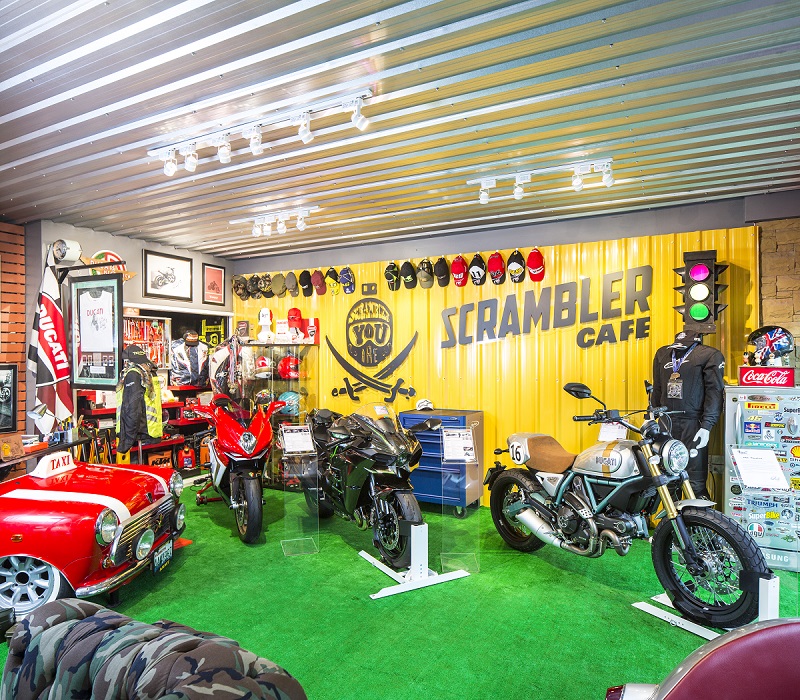 ผนังเมทัลชีททาสีเหลือง ได้แรงบันดานใจมาจาก Scrambler Café 