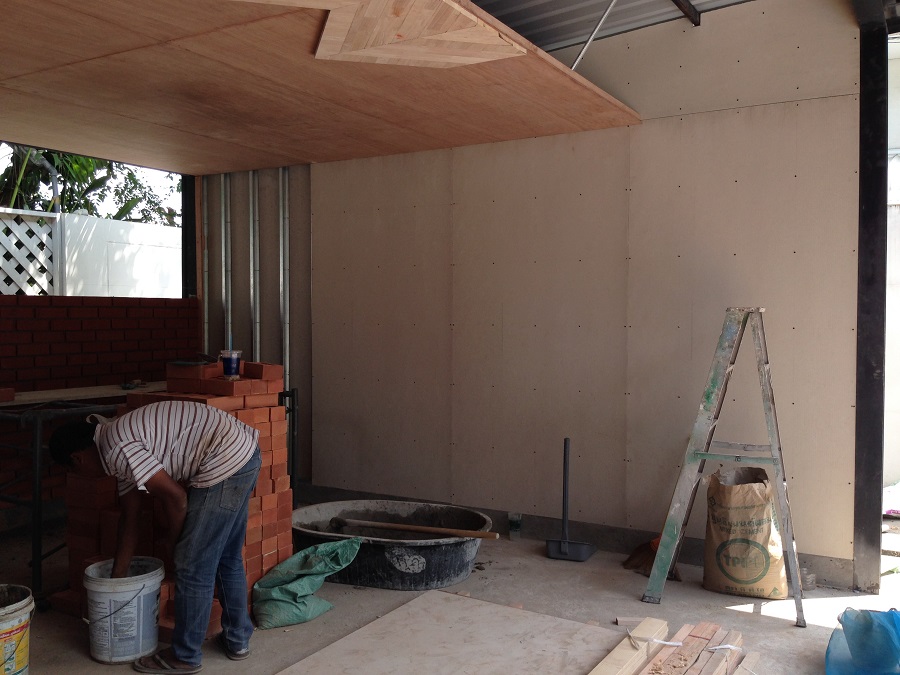 งานผนังเบากรุชั้นแรกด้วยแผ่นซีเมนต์บอร์ด