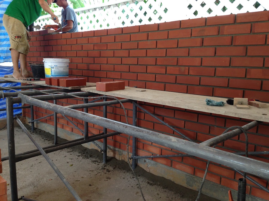 การก่ออิฐเป็นงานละเอียด ช่างใช้วิธีทำไม้แบบและขึงเอ็น เพื่อชักร่องให้เท่ากันทุกแถว