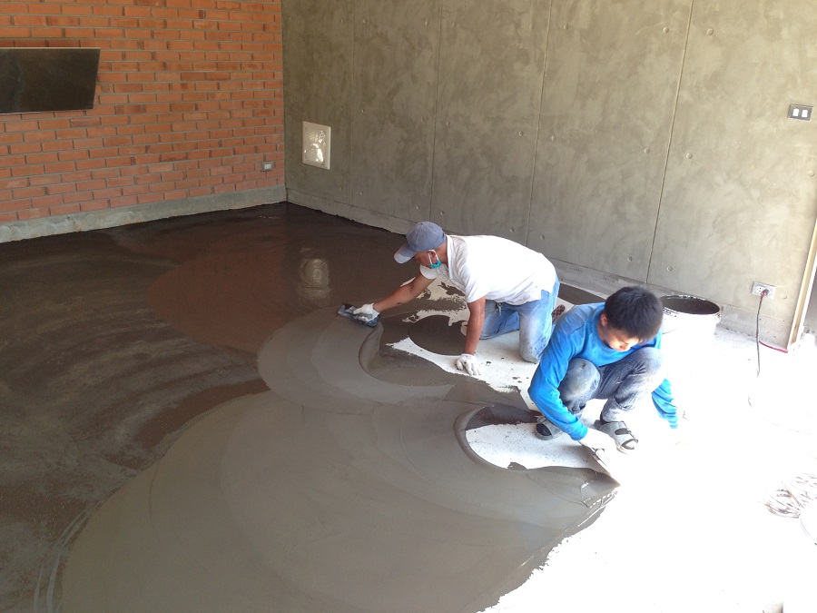 ฉาบปูนเดิมด้วยเคมีป้องกันความชื้นจากใต้ดินและทับด้วย EPOXY PUTTY ก่อนที่จะทำสี EPOXY ในขั้นตอนสุดท้าย