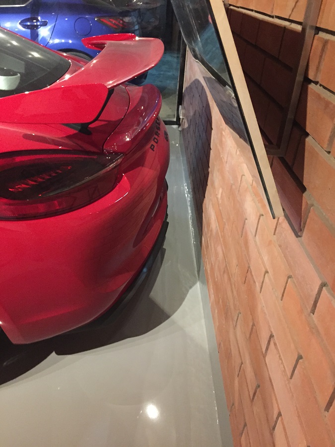 คุณ W ได้ลองเอารถเข้ามาจอดและลองปิดประตู ปรากฏว่า พอดีแบบแป๊ะๆ