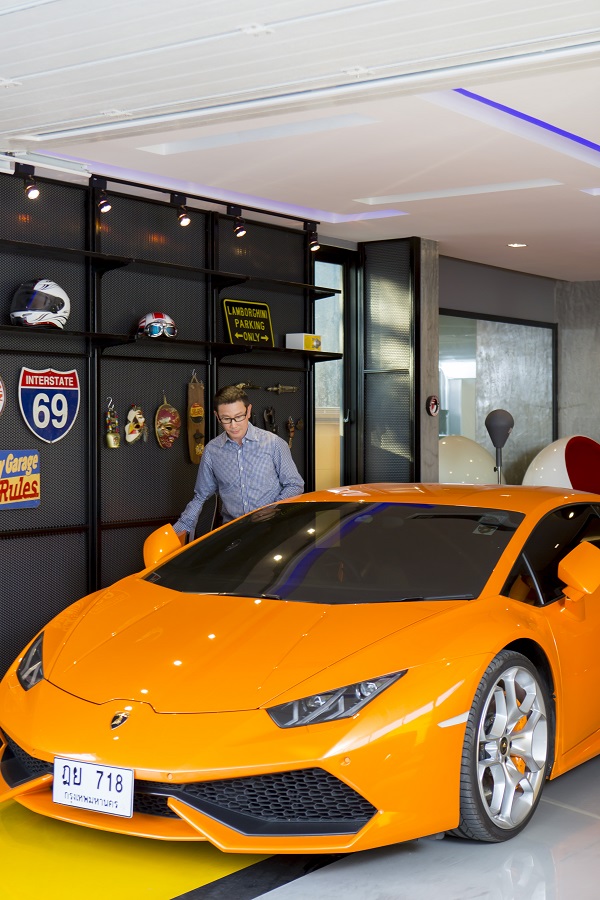 คุณปฏษฏิ์ อภิชัยวัฒนวิบูล เพราะหลงใหลในสมรรถนะของรถ จึงเลือกที่จะใช้รถซุปเปอร์คาร์มาตลอด