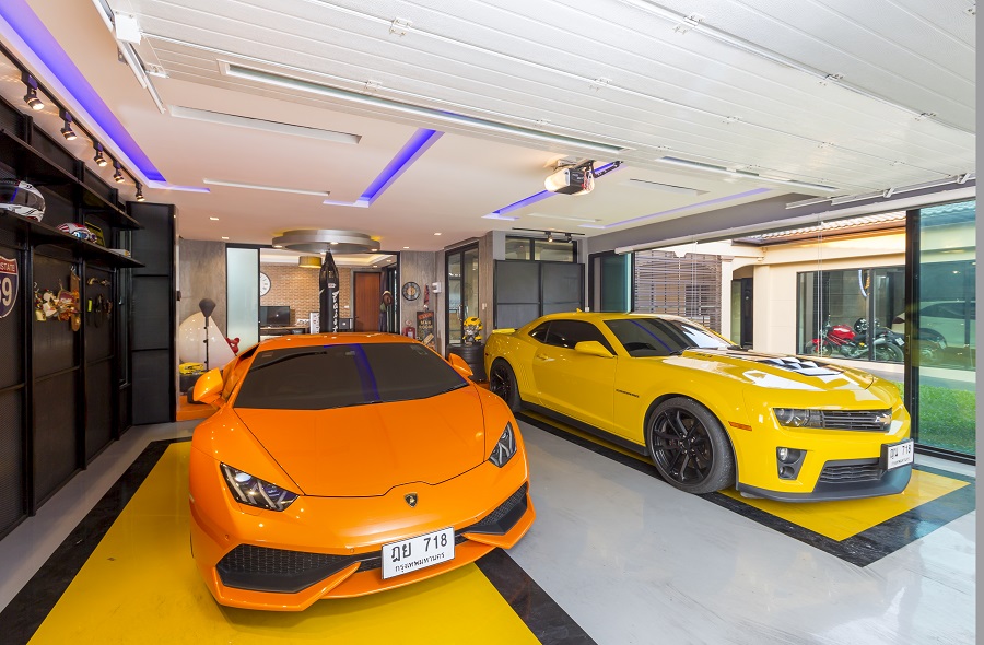 กำหนดพื้นที่จอดรถด้วยการลงสีเหลือและดำ พร้อมเคลือบพื้นด้วยอีพ็อกซี่ เพื่อความสะดวกในการนำรถเข้าจอด