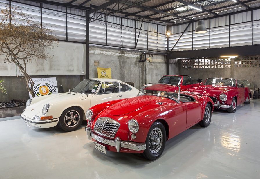 MG MGA roadster ปี 1957 เป็นรถอังกฤษคันแรกใน Collection ซึ่งควรจะเป็นพวงมาลัยขวา แต่กลับเป็นพวงมาลัยซ้าย คาดว่าน่าจะนำเข้ามาจากอเมริกา คันนี้เป็นคันที่คุณบรรณรักมาก