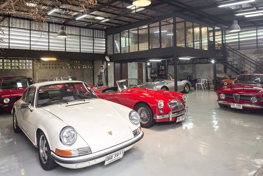 Porsche รุ่น 911 ปี 1972 มีจุดเด่นตรงที่มีฝาถังเติมน้ำมันเครื่องแยกออกมาอยู่ทางด้านข้างท้ายของตัวรถ ทำให้เกิดการเติมน้ำมันผิดอยู่บ่อยๆ จึงเลิกใช้ไป 