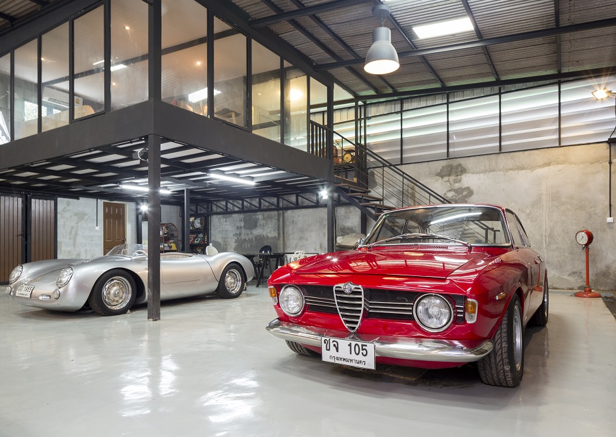 ภายในโรงจอดรถมีห้องนั่งเล่นที่ติดตั้งกระจกเพื่อสามารถชมรถได้จากด้านบน โครงสร้างเป็นเหล็ก พื้นห้องปูด้วยแผ่น Smart Board ของ SCG (KBA1074) Alfa Romeo GT 1300 junior ปี 1968 รถสไตล์สปอร์ตคูเป้ที่มีความสวยงาม มีเอกลักษณ์เฉพาะตัว เป็นคลาสสิกคาร์อีกรุ่นที่แฟนๆ รถอิตาลี อยากที่จะได้มาครอบครอง
