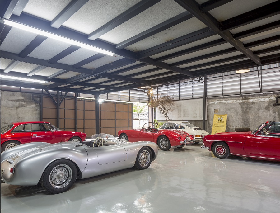 ประตูโรงจอดรถตั้งใจทำแบบรางเลื่อน โดยใช้ไม้ Smart Wood ติดกับโครงเหล็ก