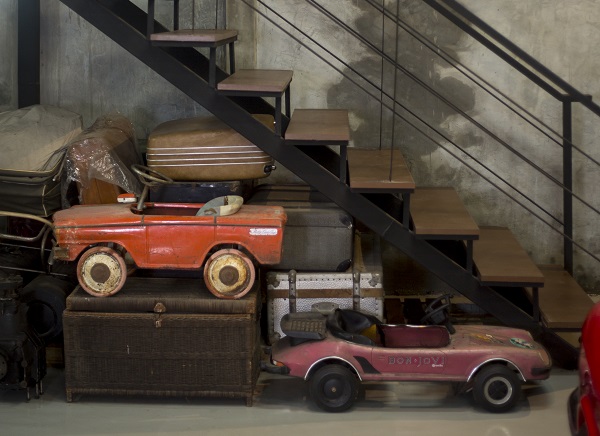 รถเด็กเล็กที่เห็นเพื่อนเอามาฝากไว้ ก่อนย้ายไปอยู่เมืองนอก ส่วนพวกกระเป๋าที่อยู่ใต้บันไดเป็นของคุณพ่อคุณแม่ตั้งแต่สมัยกลับจากเมืองนอก บางครั้งก็เอาไว้ใช้เป็นพร็อบติดรถเวลาไปงานเหมือนกัน 