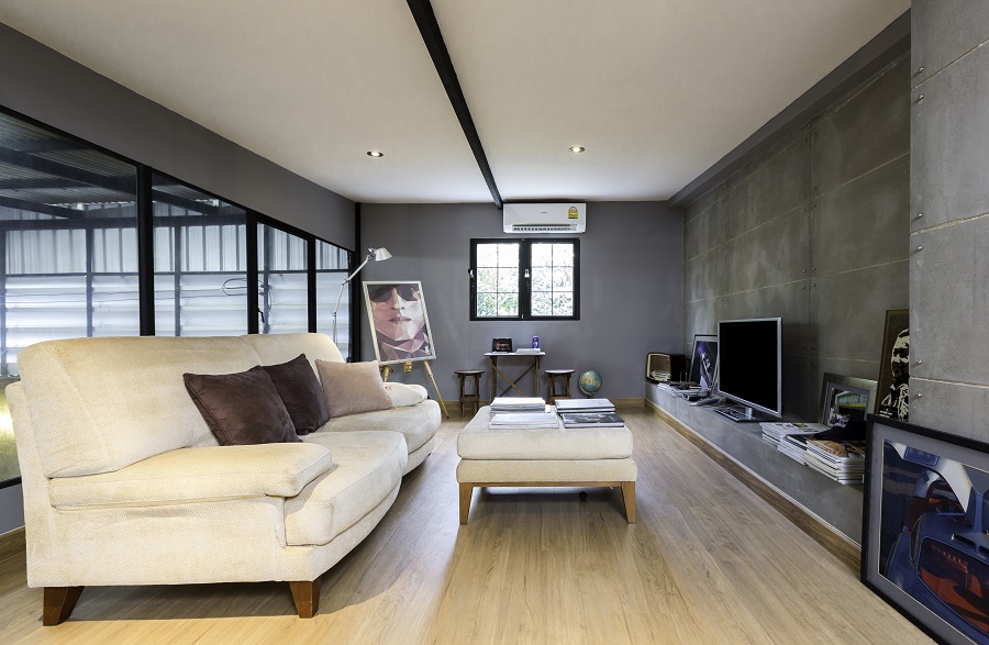 ไม่ต้องทำอะไรให้ต้องวุ่นวาย อากาศร้อนก็แค่ติดแอร์เสียหน่อย มีโซฟานั่ง มีทีวีดู มีเพลงฟัง เราก็สามารถใช้ชีวิตในแบบ Garage Life ได้