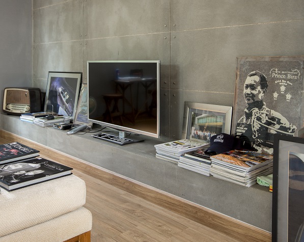 ผนังห้องนั่งเล่นบนชั้น 2 ตกแต่งด้วย Smile Board ติดเหล็กนอตยึดผนังนูน เป็นดีไซน์ที่เห็นมาจากประเทศอินเดีย