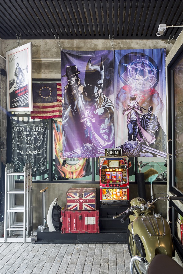 ตกแต่งผนังด้านข้างด้วยภาพวาดการ์ตูนฮีโร่เรื่องโปรดและของเล่น โดยใช้พื้นที่ด้านข้างเป็นที่เก็บของ