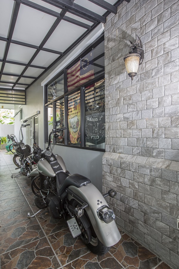 Harley-Davidson Softail แต่งเป็น Fat Boy หนึ่งในมอเตอร์ไซค์คันโปรด เจ้าของเดิมเป็นศิลปินนักแสดง และนักร้องนำวงไมโคร ถ้าสังเกตดีๆ จะเห็นคำว่า “ไมโคร” อยู่ตรงบังโครนหลังด้วย