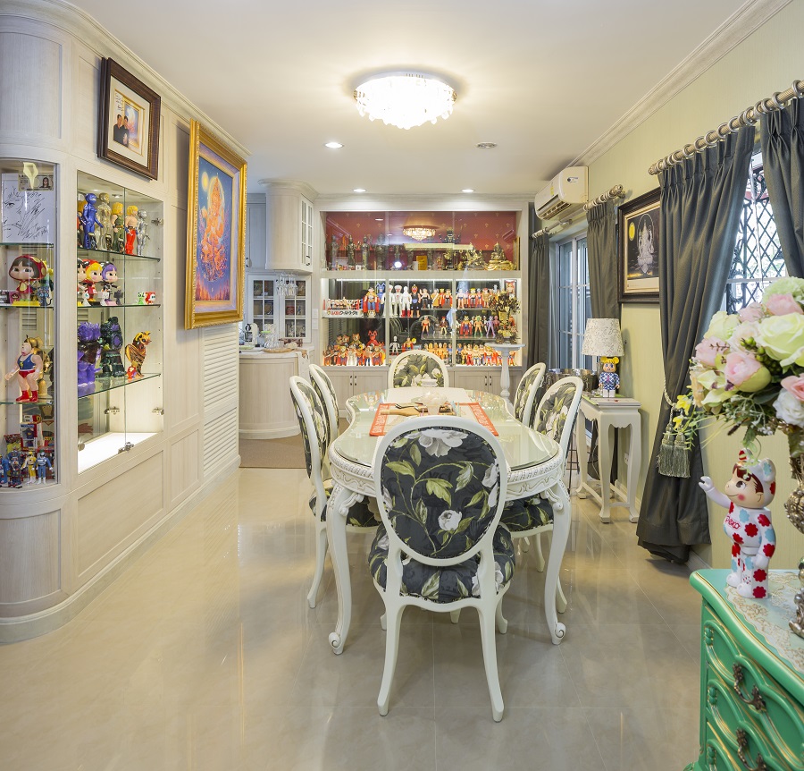 บรรยากาศภายในบ้านที่เต็มไปด้วยโมเดลที่ชื่นชอบ