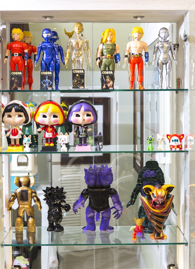 ภายในบ้านเต็มไปด้วยชั้นและตู้เก็บโมเดลอีกมากมาย ที่เห็นเป็น น้องมะลิ ครอบบร้า และ Toy Design อื่นๆ อีกมากมาย