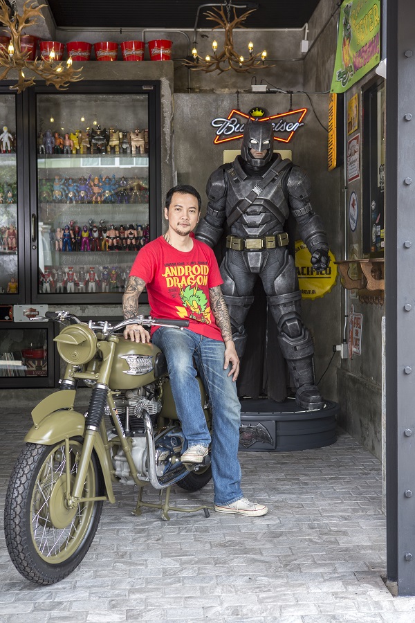 คุณกฤศธนัช ทำนาค หรือ “คุณเต้” เจ้าของโรงจอดรถหลังนี้ กับมอเตอร์ไซค์และของสะสมที่ภาคภูมิใจ