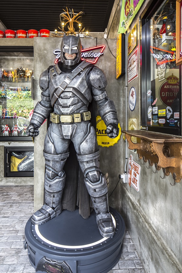 โมเดลแบทแมนขนาดเท่า “เบน แอฟเฟล็ก” ซึ่งรับบทเป็นแบทแมนในภาคล่าสุด Batman v Superman Dawn of Justice ด้วยชุดที่ดูแข็งแกร่ง เจ้าของเลยคิดว่าน่าจะเหมาะกับการตั้งโชว์ไว้ในโรงจอดรถ