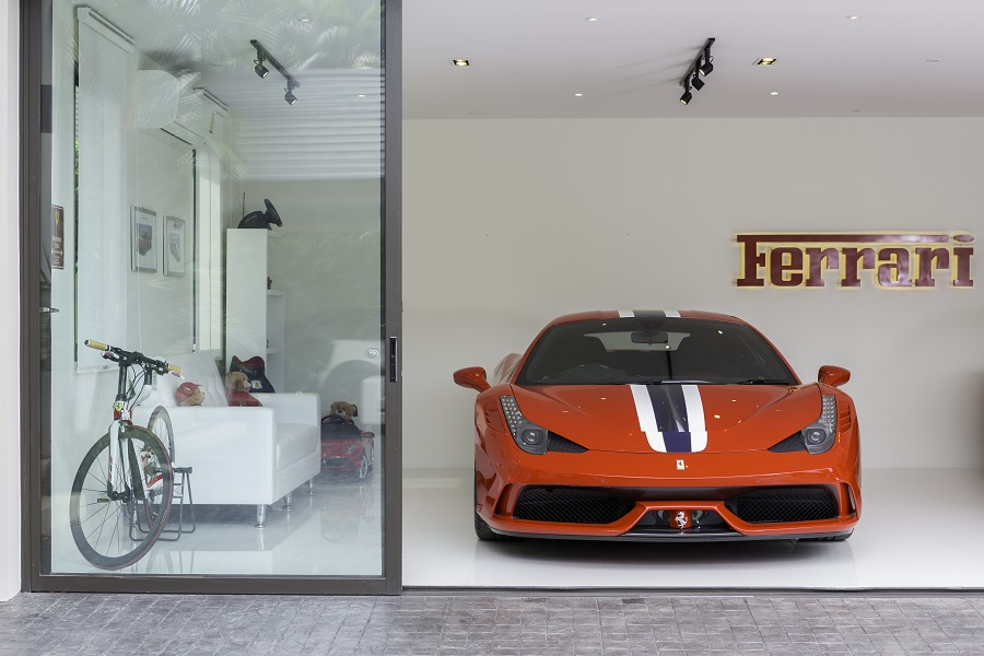 ภายในโรงจอดรถใช้โทนสีครีม ทำให้รถที่จอดอยู่ดูโดดเด่นยิ่งขึ้น