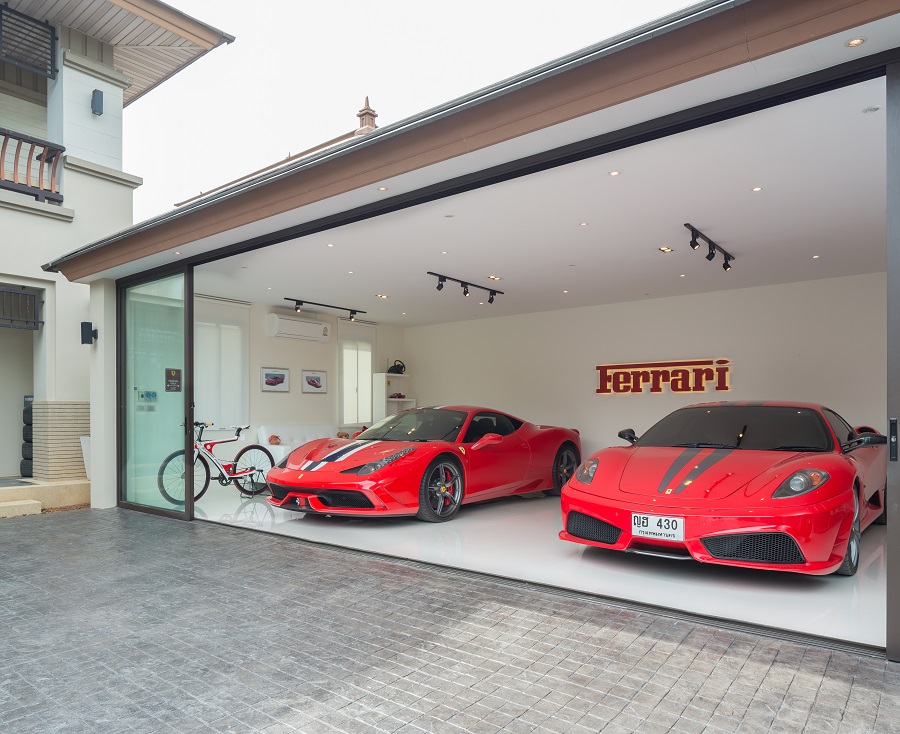 บริเวณพื้นหน้าโรงจอดรถปูด้วยบล็อกหินทรงสี่เหลี่ยม (Cobblestone) ให้ความรู้สึกเหมือนถนนในอิตาลี