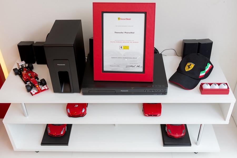 ใบรับรองการผ่านหลักสูตร Ferrari Corso Pilota Around The World ของคุณหนุ่ม ซึ่งเป็นหลักสูตรการเรียนรู้การขับรถยนต์เฟอร์รารี่ และใช้งานรถเฟอร์รารี่ได้อย่างเต็มศักยภาพ ซึ่งดำเนินการสอนโดยผู้ฝึกสอนจากเฟอร์รารี่ ประเทศอิตาลี