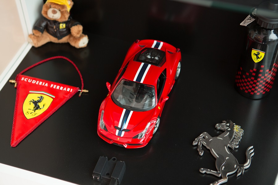 ภายในโรงจอดรถตกแต่งด้วยของสะสมที่เกี่ยวกับ Ferrari ในภาพเป็นเพียงบางส่วนเท่านั้น