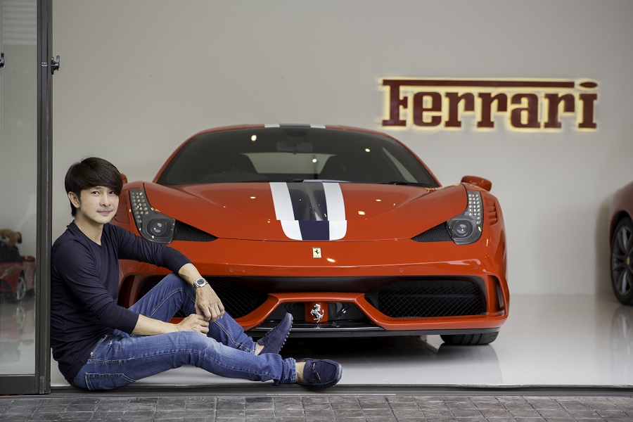 คุณธีระชัย ในลุคสบายๆ หน้าโรงจอดรถ