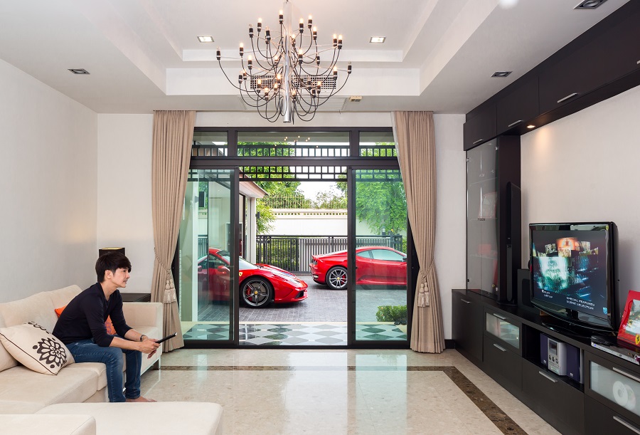 แม้พักผ่อนอยู่ในตัวบ้านก็ยังสามารถชื่นชมรถคันโปรดได้ เป็นอีกหนึ่งมุมโปรดของเจ้าของบ้าน