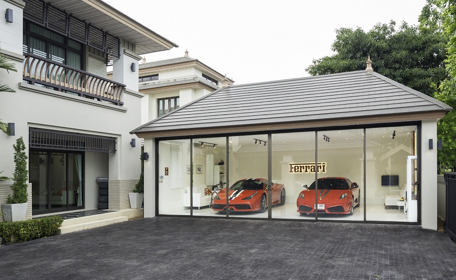 โรงจอดรถของคุณหนุ่ม ที่ดูเหมือนโชว์รูมรถซูเปอร์คาร์ การได้เพลิดเพลินกับภาพแบบนี้เป็นสิทธิพิเศษของเจ้าของเท่านั้น