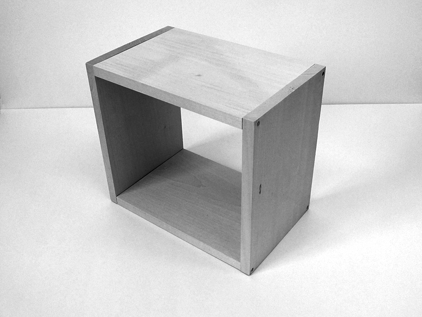 ประกอบแผ่นไม้ให้เป็นทรงสี่เหลี่ยม () ใช้ตะปูยึดทั้งหมดเพียง 8 จุด ให้ลูกได้ลองเล่นเป็น "ช่างไม้มือใหม่ฝึกงาน" ก็น่าจะดี