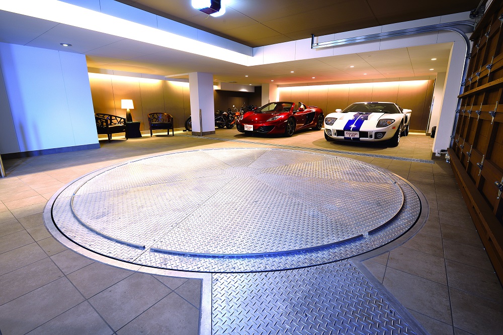 Turn Table ของ “Iguchi Kiko Co., Ltd.” ที่สั่งทำพิเศษ คุณ T บอกว่า “เคยขับรถขึ้นไปแล้วลองหมุนเองหลายครั้ง” คงพูดได้ว่าเป็นธรรมดาของคนรักรถที่อยากลอง