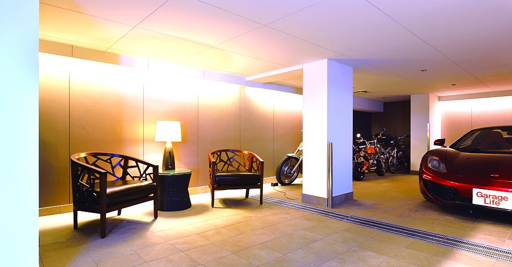 เขาเล่าว่า เดินทางไปต่างประเทศเพื่อหาซื้อเฟอร์นิเจอร์กับคุณฟูจิวาระที่รับผิดชอบเรื่องการออกแบบด้วย จึงได้เก้าอี้และโต๊ะที่เจอในอเมริกามาวางอยู่ในโรงจอดรถ เสน่ห์ของสินค้าอเมริกา คือ มีขนาดกว้างนั่งสบาย เป็นการมอบความผ่อนคลายให้แก่ผู้มาเยือน