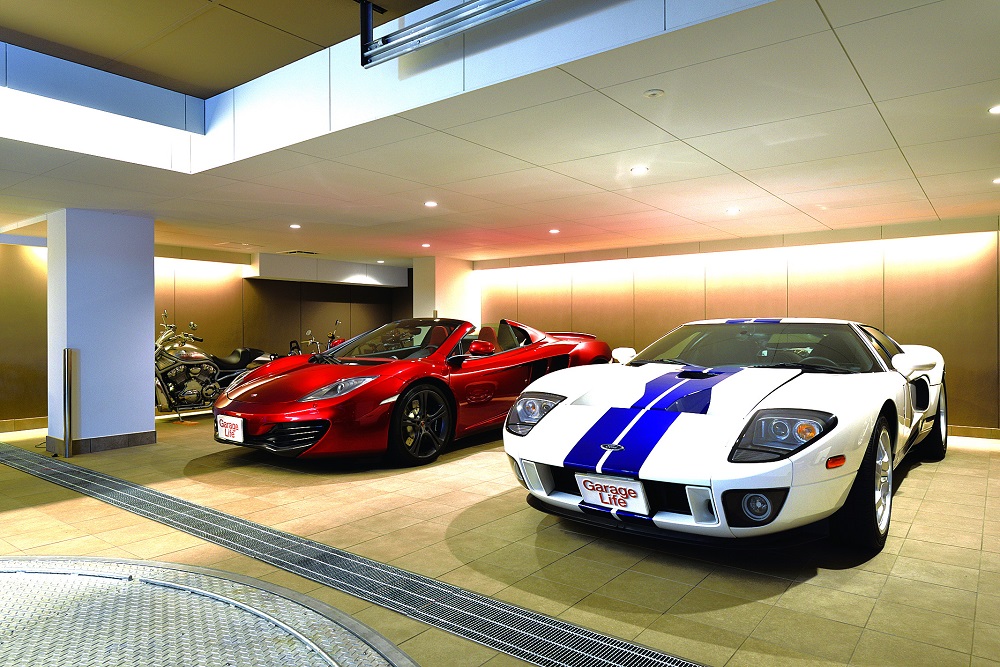 Ford GT ที่ขับเคลื่อน Muscle V8 ด้วย MT และ McLaren มีเสน่ห์อยู่ที่การขับอย่างคล่องตัวด้วย Paddle shift (ระบบควบคุมการเปลี่ยนเกียร์ที่พวงมาลัย) แม้รถทั้ง 2 คันจะเป็นสปอร์ตคาร์เหมือนกัน แต่ก็แตกต่างกันโดยสิ้นเชิง “ขับด้วย Paddle ก็สนุกดี แต่ผมชอบแบบ Manual มากกว่า”