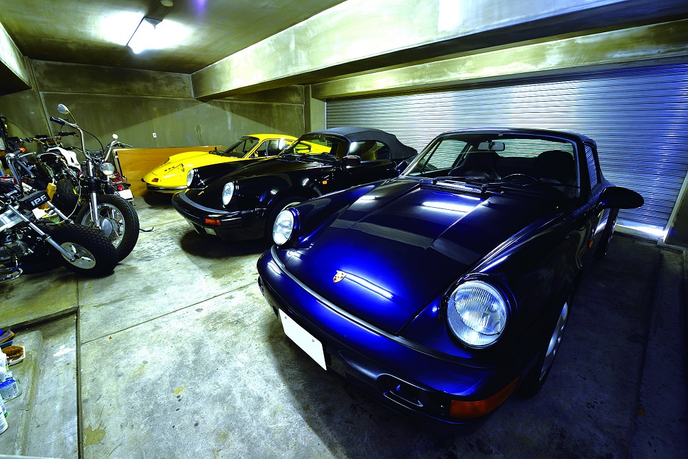 ก่อนที่จะสร้างโรงจอดรถใหม่ จะใช้โรงจอดรถที่อยู่ด้านหลังใกล้ ๆ กันนี้เป็นหลัก รถที่จอดมี Dino, 930 Speedster, 964RS ซึ่งล้วนเป็นรถที่คนรู้จักรถจะชอบ เขากำลังคิดเรื่องการสร้างโรงจอดรถสำหรับรถเก่าโดยเฉพาะ ถ้าสร้างเสร็จคงจะยิ่งเปล่งประกายน่าดู