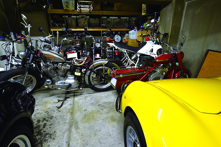 โรงจอดรถหลังเก่านี้ มี Harley, Honda, Cushman มอเตอร์ไซค์ต่าง ๆ ที่เขาเคยขี่ ช่วงนี้ไม่ค่อยได้ขี่แล้ว แต่เขายังซ่อมบำรุงเอง คงเป็นความเพลิดเพลินของเขาในอนาคต