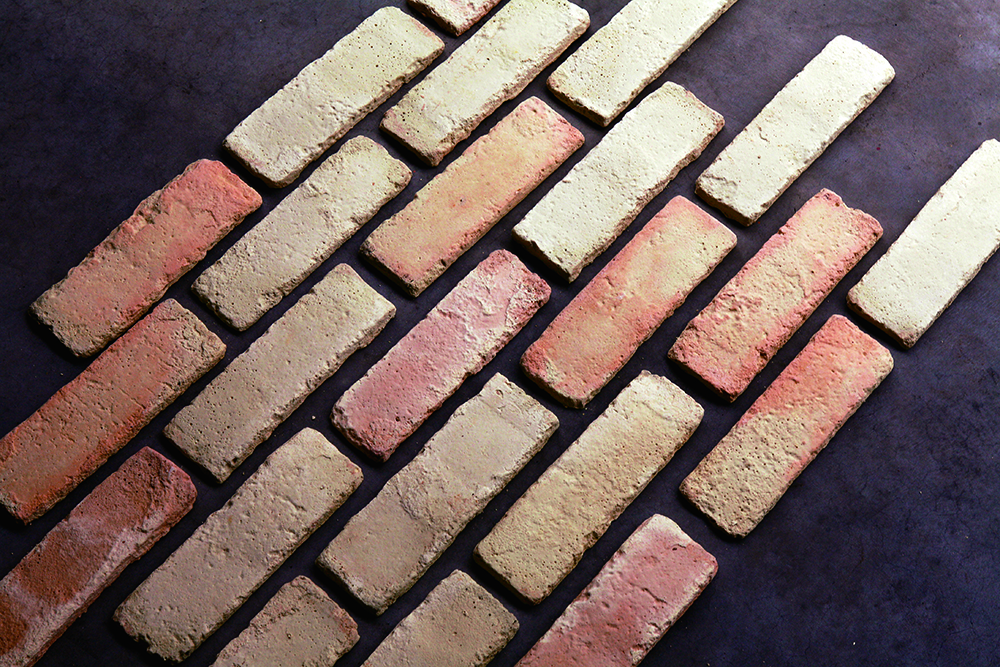 เรียงกระเบื้องลายอิฐลงบนพื้นเพื่อดูแนวที่จะติด ระยะห่าง และความสมดุลของสีสัน เดี๋ยวก็จะปูกระเบื้องลงไปตรงๆ อยู่แล้ว ดังนั้น เอาออกมาเรียงสัก 4-5 แถวก็พอ