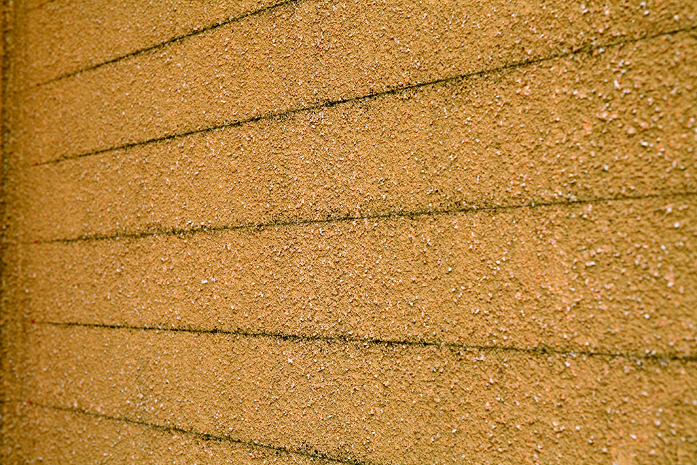 ตรวจดูว่าพื้นผิวแห้งดีหรือยัง ถ้ามีฝุ่นหรือสิ่งสกปรกให้เอาออกให้เรียบร้อย ในกรณีที่พื้นผิวไม่เรียบ ให้ขูดให้เรียบเตรียมไว้ล่วงหน้า