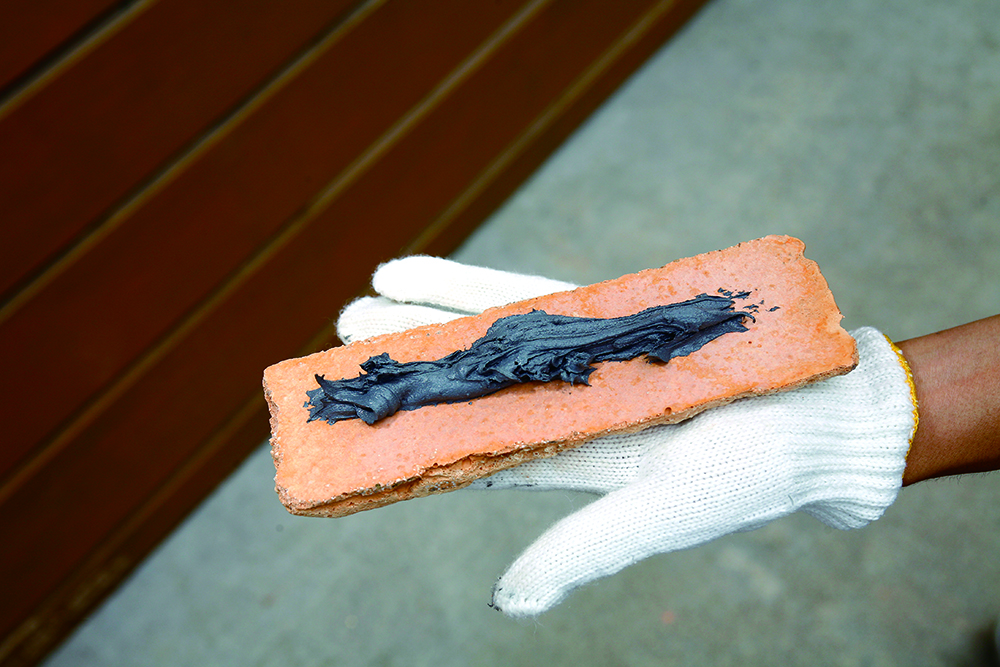 ทากาวซีเมนต์ลงบนด้านหลังกระเบื้องลายอิฐได้เช่นกัน โดยทาแค่ตรงกลางไม่ต้องถึงขอบก็พอ