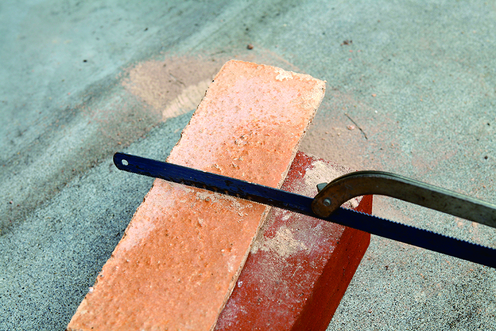 ถ้าจะใช้กระเบื้องแค่ครึ่งเดียวให้มาร์กส่วนที่จะตัดด้วยดินสอ แล้วใช้เลื่อย เลื่อยตัดจากด้านหลังกระเบื้องลายอิฐ หลังจากเลื่อยลงไปได้ความหนาสักครึ่งนึง แล้วให้ใช้ค้อนหรือหินทุบให้แยกออกจากกัน