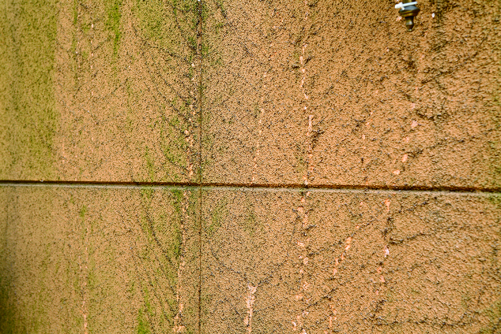 ถ้าผนังภายนอกเป็นแบบธรรมดาก็เริ่มปูได้เลย แต่ถ้าเป็นคอนกรีตมวลเบา หรือกระเบื้องยางปูผนัง ที่พื้นผิวไม่เรียบ จะต้องทำให้พื้นผิวเรียบเสมอกันซะก่อน