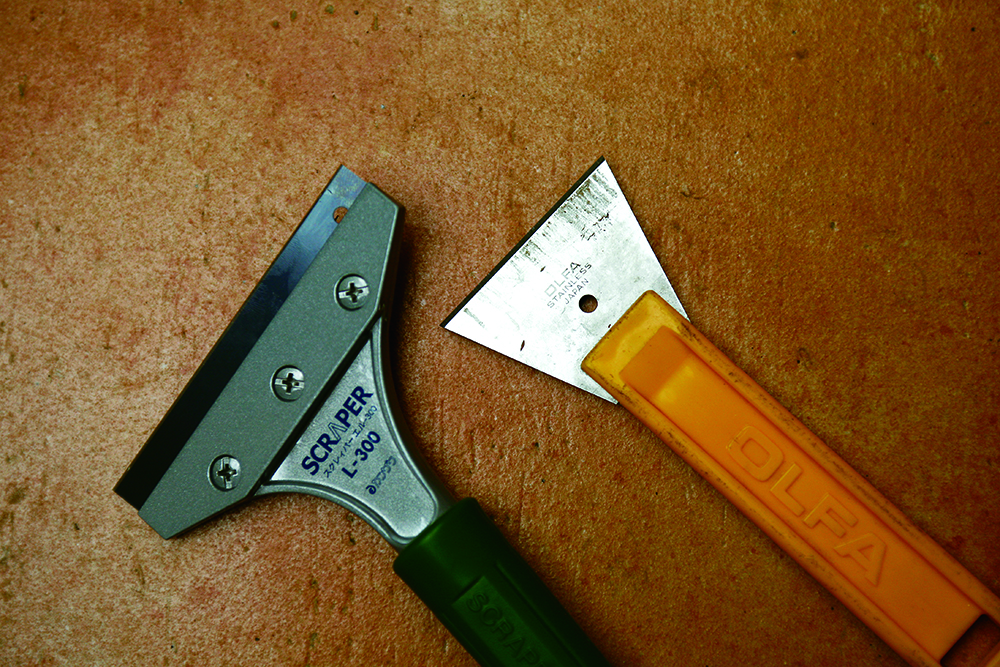 เตรียมมีดขูดสำหรับขูดยางออกให้พื้นผิวเรียบ