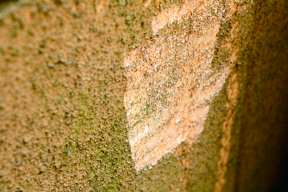 พอลองทำดูได้สัพัก ก็คิดว่า กระเบื้องลายอิฐมีน้ำหนักเบา จึงไม่ต้องกังวลเรื่องของพื้นผิวภายนอกที่ไม่เรียบมากนักก็ได้ ฮา ฮ่า ฮ่า