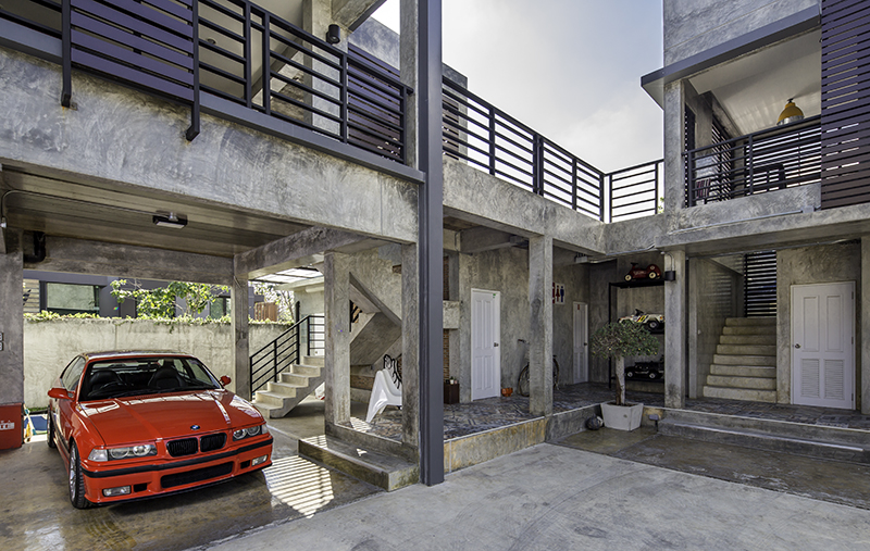 carport ที่เชื่อมต่อกับโรงจอดรถ บริเวณชั้น 2 ยังเป็นห้องโล่งๆ ซึ่งคุณ J มีแผนที่จะทำเป็นห้องเก็บรถจักรยานยนต์วินเทจ