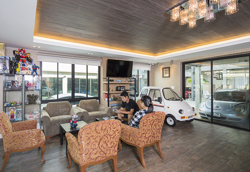 ภายในร้านกาแฟตกแต่งให้มีบรรยากาศแบบ living room ซึ่งให้ความรู้สึกอบอุ่นจากวัสดุธรรมชาติที่เป็นแผ่นไม้