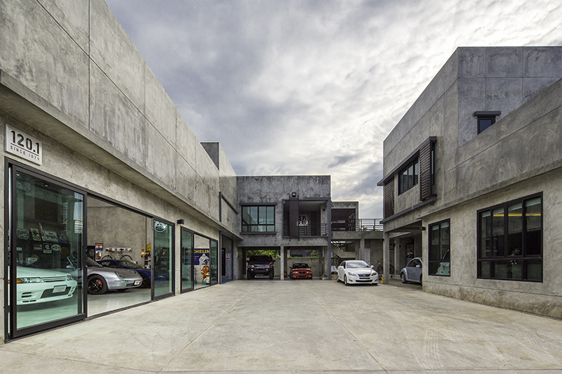 บริเวณลานหน้าโรงจอดรถเคยใช้เป็นที่จัด Meeting ของน้องๆ ในกลุ่ม S2000 ครั้งนั้นมีรถมาจอดเต็มลานกว่า 10 คัน