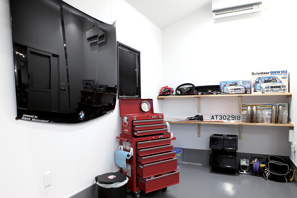 garage_life_intitial_d007